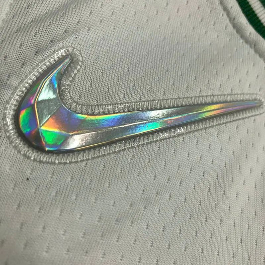 Camisa masculina Kemba Walker branca da equipe – Edição de 75º aniversário