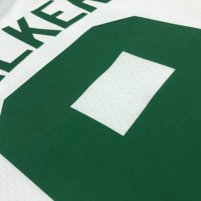 Camisa masculina Kemba Walker branca da equipe – Edição de 75º aniversário