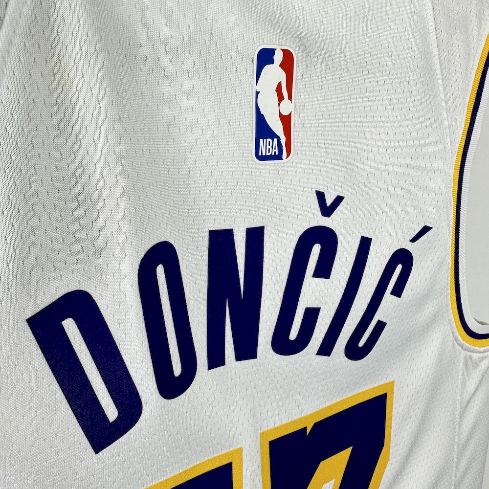 Edição da Associação Los Angeles Lakers 2023/24 DONCIC#77