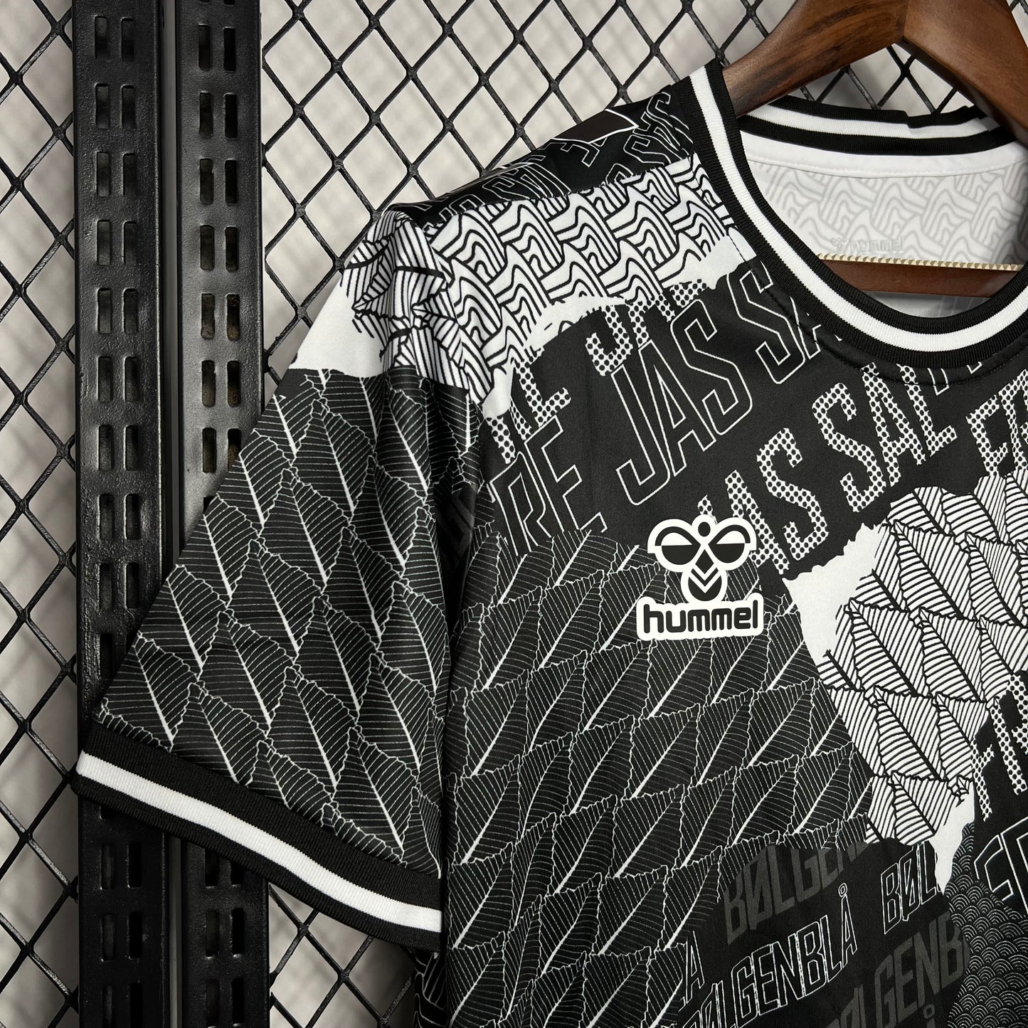 Camisa de treino pré-jogo da Dinamarca para a Eurocopa 2024/25