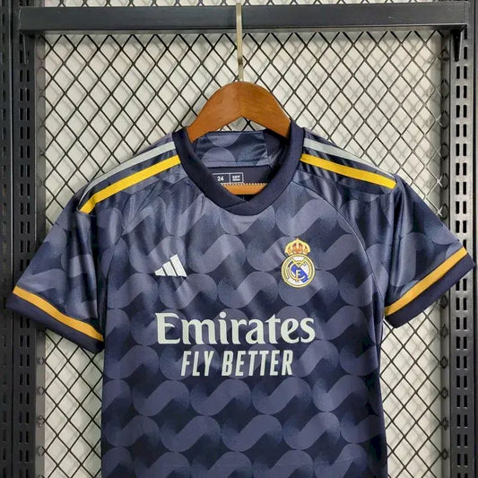 Kit reserva infantil do Real Madrid 2023/24