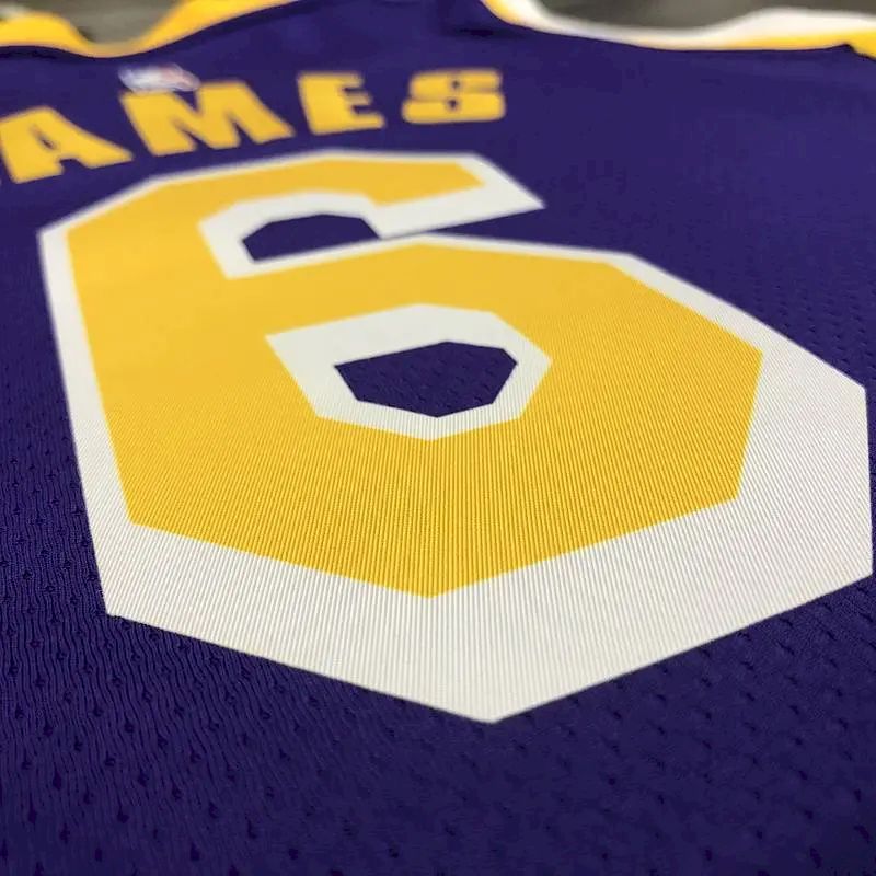 Camisa masculina LeBron James 2020-21 roxa Swingman versão jogador – Edição Statement