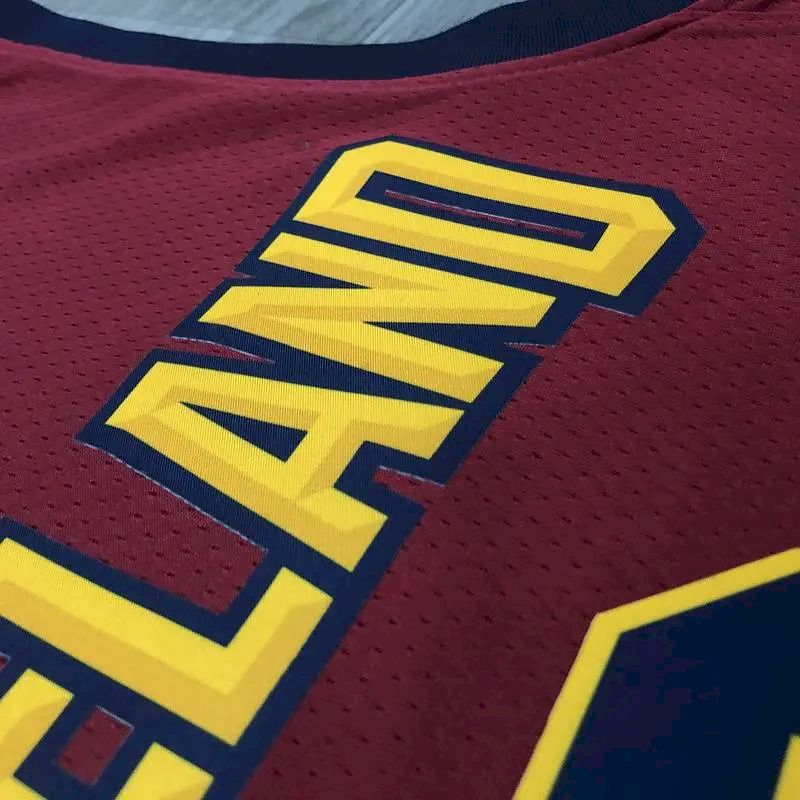 Camisa LeBron James Maroon Swingman Player Version Masculina – Edição Ícone