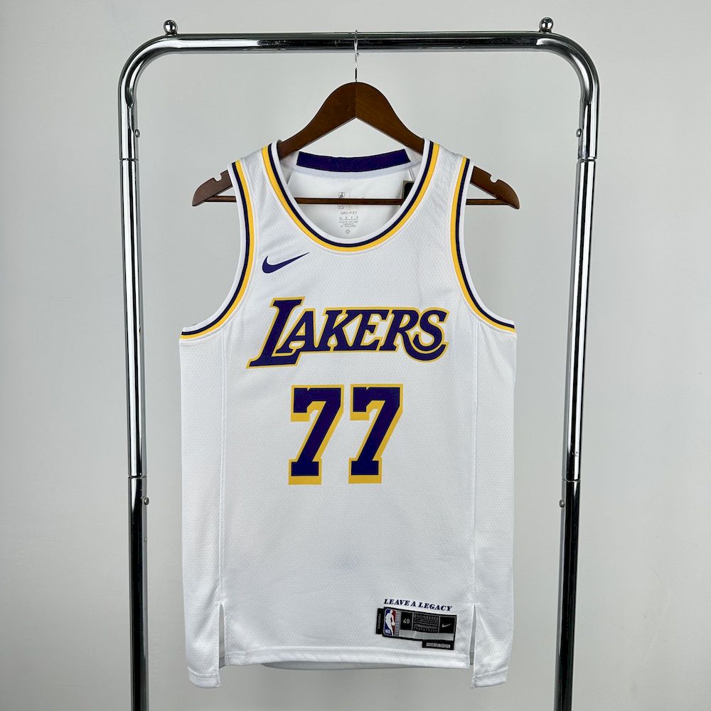 Edição da Associação Los Angeles Lakers 2023/24 DONCIC#77