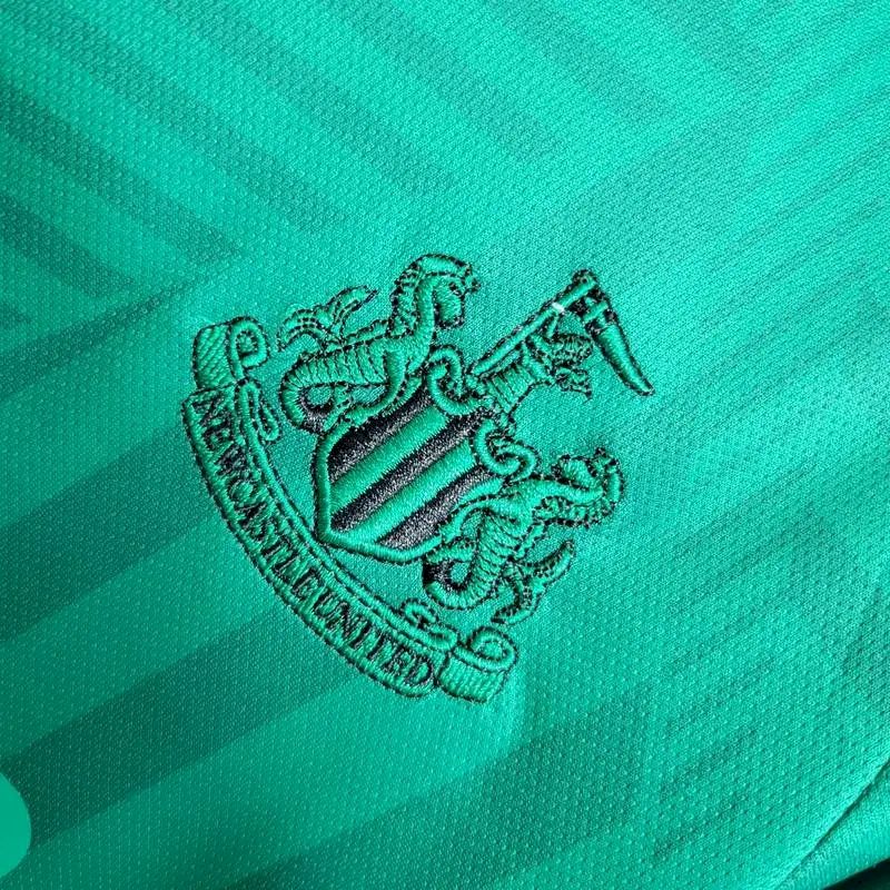 Kit reserva infantil do Newcastle United 2023/24