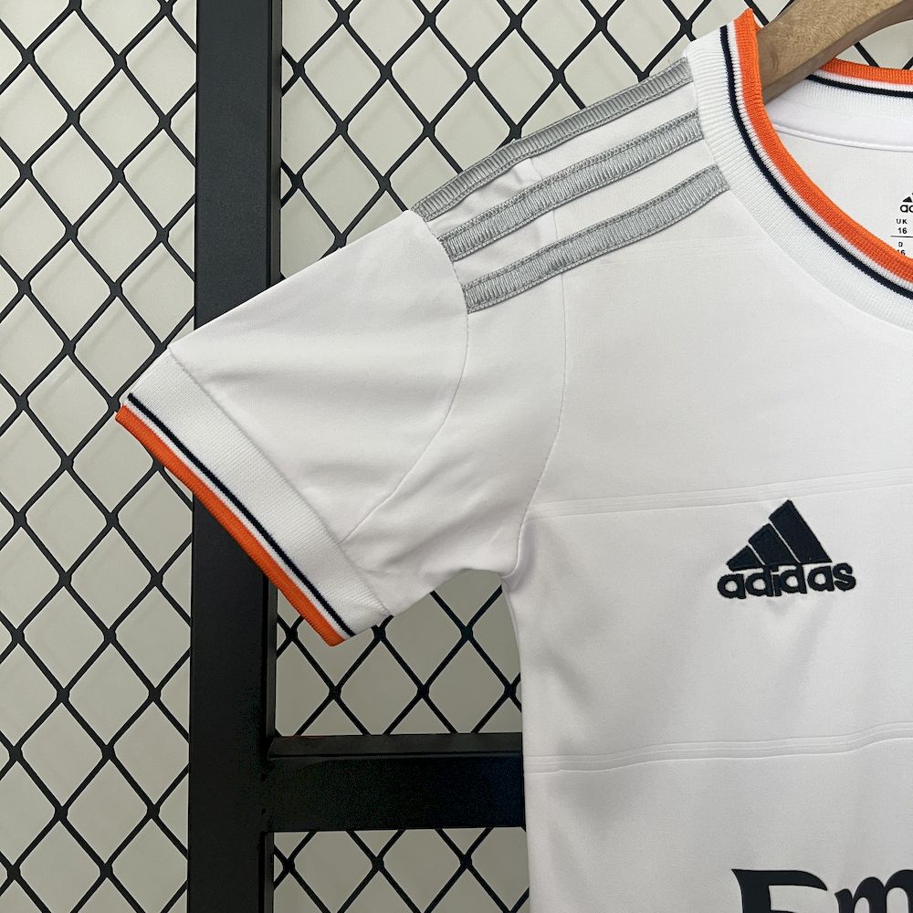 Camisa e shorts retrô infantil do Real Madrid 2013/14