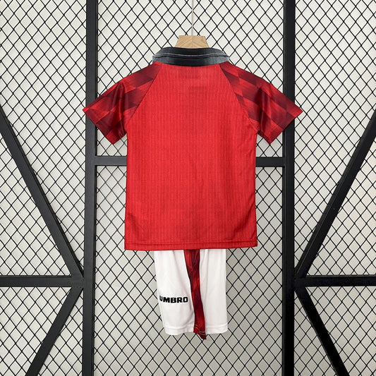 Camisa e shorts retrô infantil Manchester United 1996/97