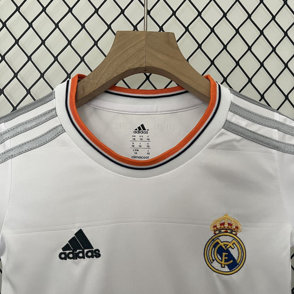 Camisa e shorts retrô infantil do Real Madrid 2013/14
