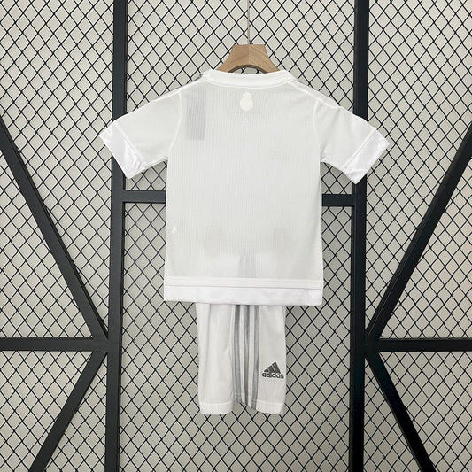 Camisa e shorts retrô infantil do Real Madrid 2015/16