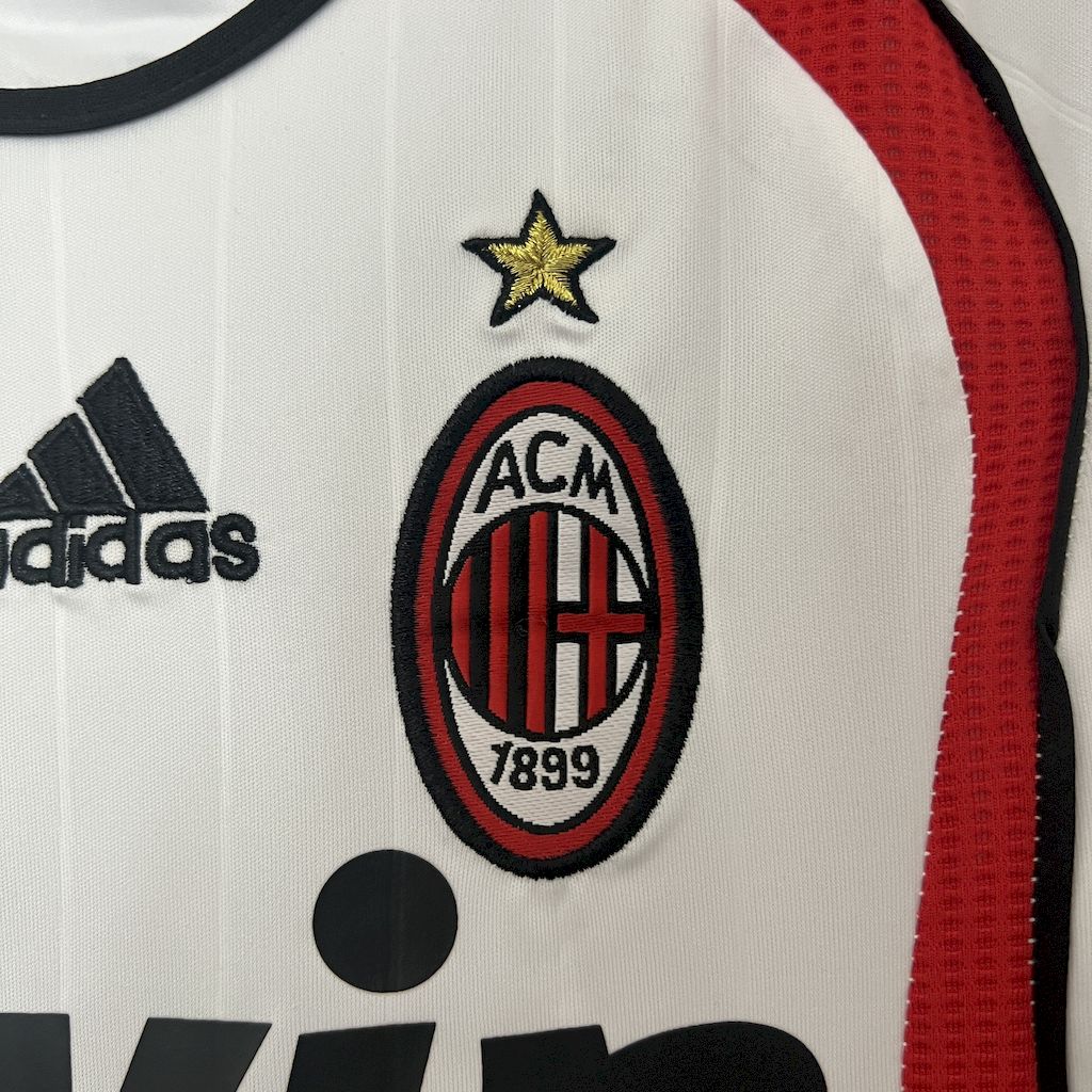 Camisa e shorts retrô infantil AC Milan 2006/07