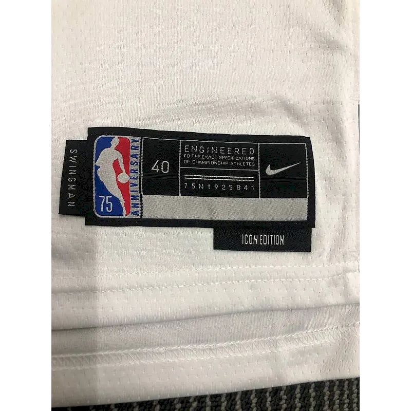 Camisa masculina Kemba Walker branca da equipe – Edição de 75º aniversário