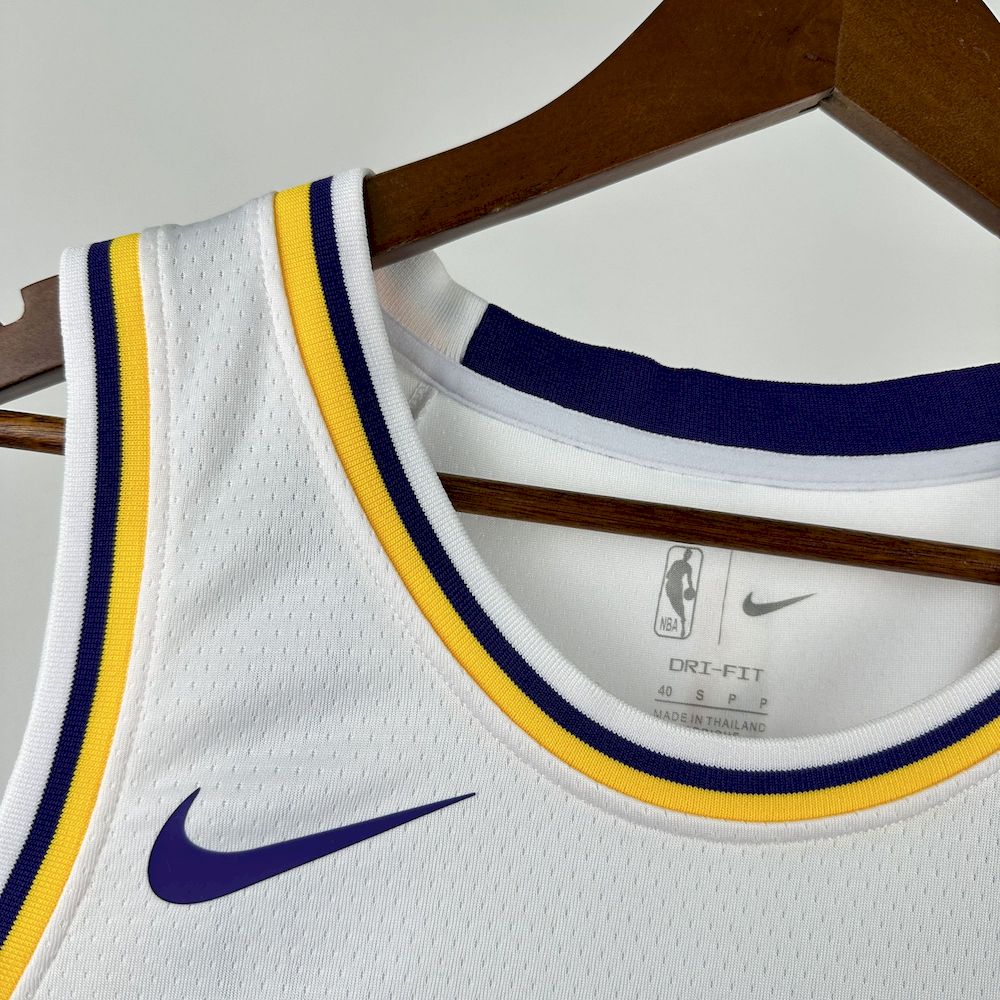 Edição da Associação Los Angeles Lakers 2023/24 DONCIC#77