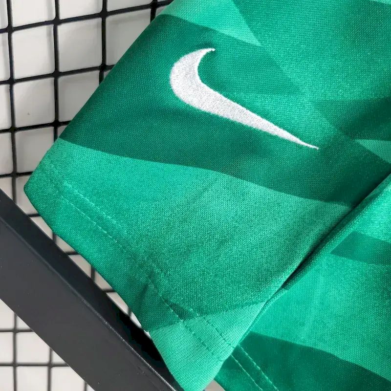 Kit de goleiro infantil verde do Barcelona 2023/24