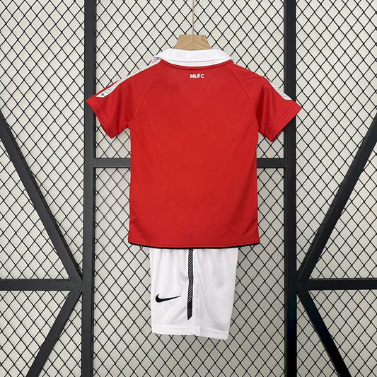 Camisa e shorts retrô infantil Manchester United 2010/11