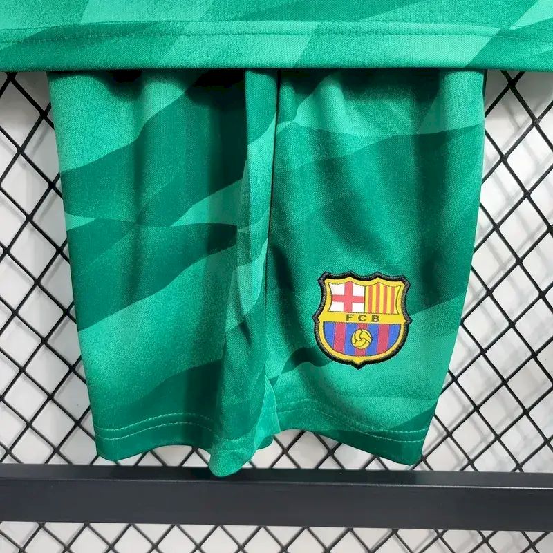 Kit de goleiro infantil verde do Barcelona 2023/24