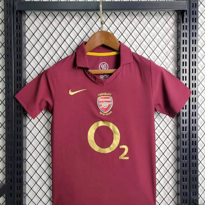 Camisa e shorts retrô infantil do Arsenal 2005/06