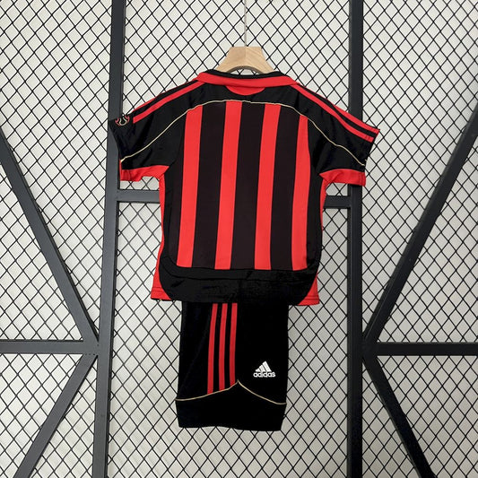 Camisa e shorts retrô infantil do AC Milan 2006/07