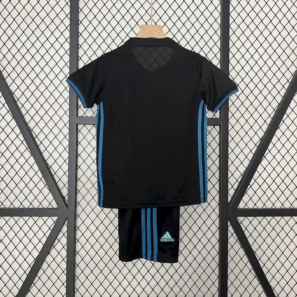 Camisa e shorts retrô infantil do Real Madrid 2017/18