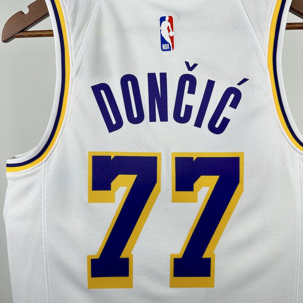 Edição da Associação Los Angeles Lakers 2023/24 DONCIC#77