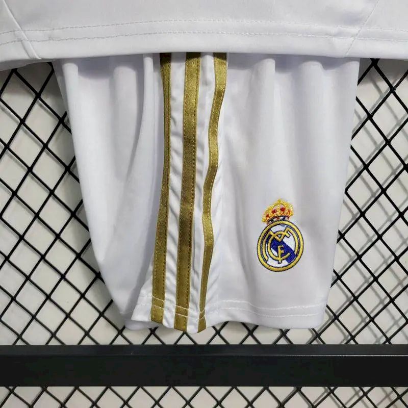 Camisa e shorts retrô infantil do Real Madrid 2011/12