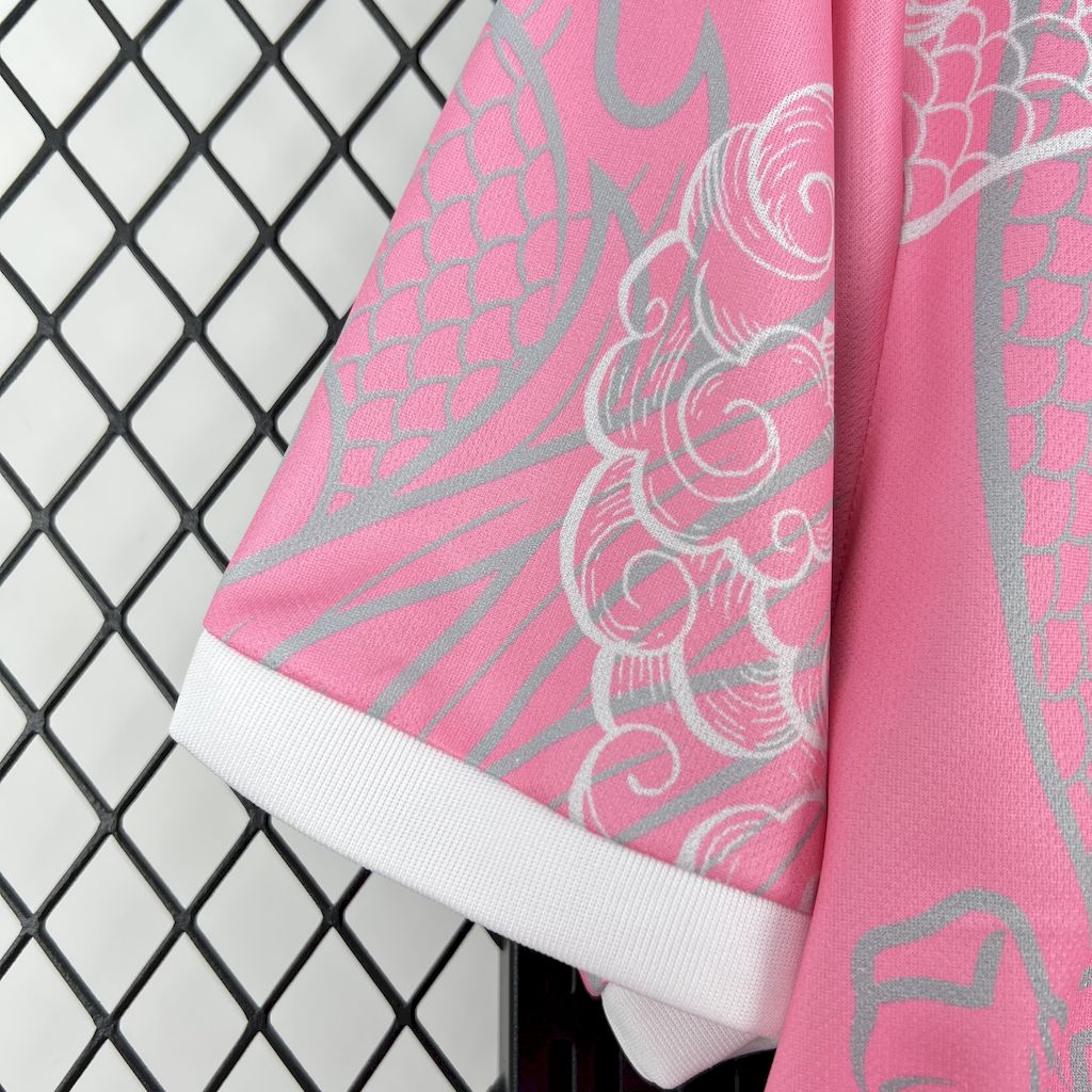 Maillot édition spéciale Dragon rose du Real Madrid 2025/26