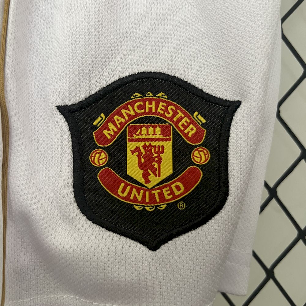 Camisa e shorts retrô infantil Manchester United 2006/07