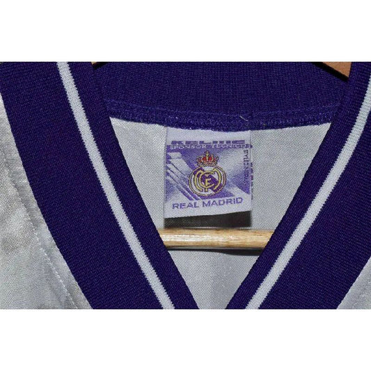 Camisa retrô dos campeões do Real Madrid 1996/97