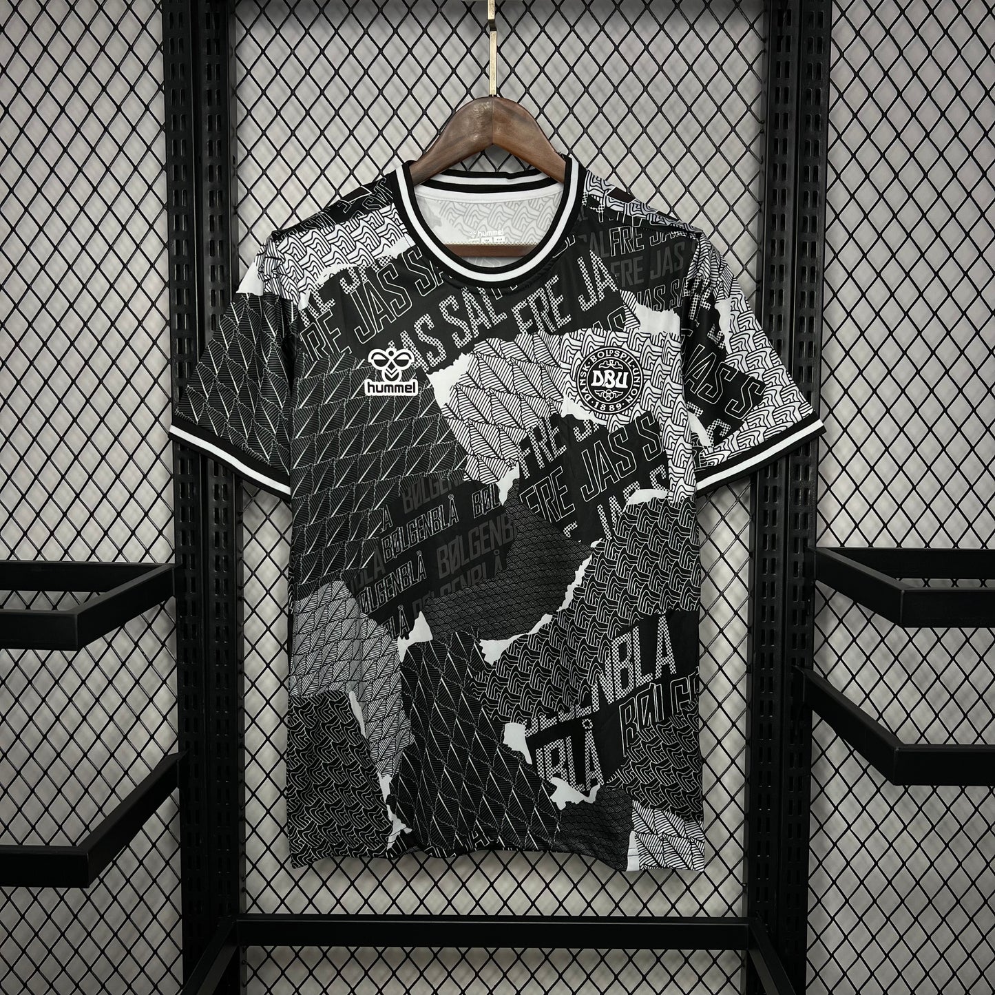 Camisa de treino pré-jogo da Dinamarca para a Eurocopa 2024/25