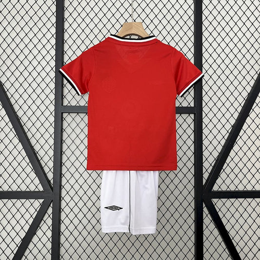 Camisa e shorts retrô infantil Manchester United 2000/02