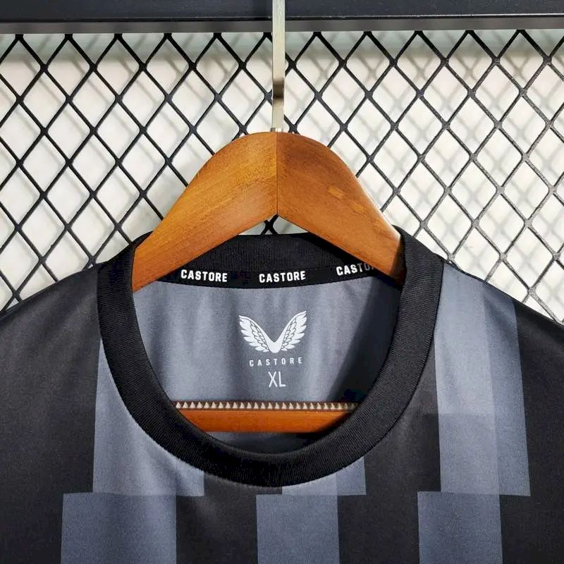 Camisa de treino pré-jogo do Newcastle United 2023/24