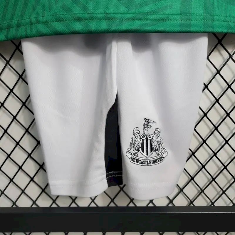 Kit reserva infantil do Newcastle United 2023/24