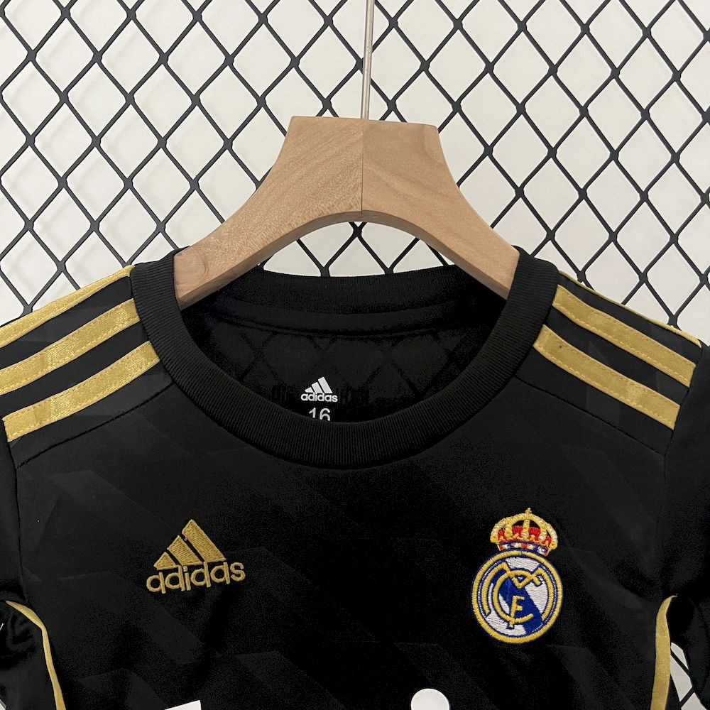 Camisa e shorts retrô infantil do Real Madrid 2011/12