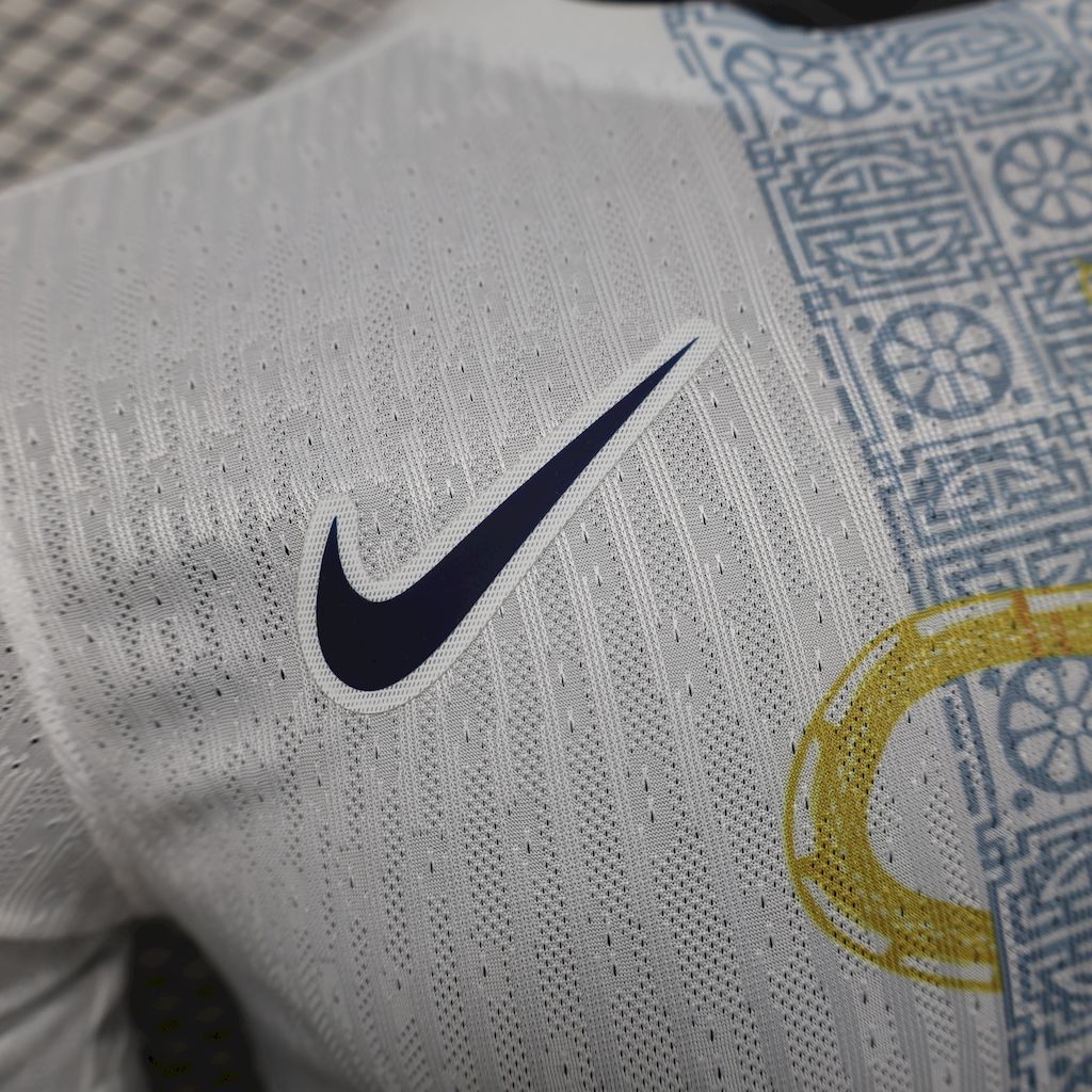 Camisa Tottenham Hotspur 2025/26 Edição Cobra Ouro Branco Versão Jogador