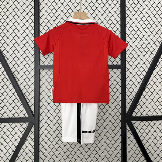 Camisa e shorts retrô infantil Manchester United 1999/00