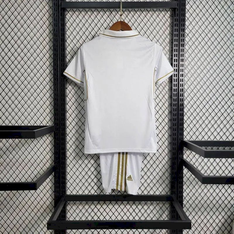 Camisa e shorts retrô infantil do Real Madrid 2011/12