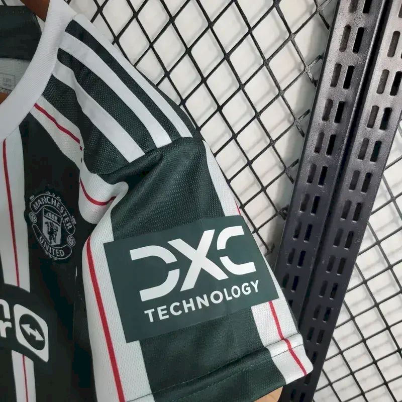Kit reserva infantil do Manchester United 2023/24