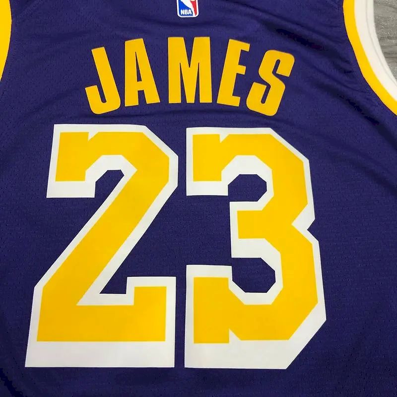 Camisa LeBron James Masculina Roxa Versão Jogador – Edição Clássica Retrô