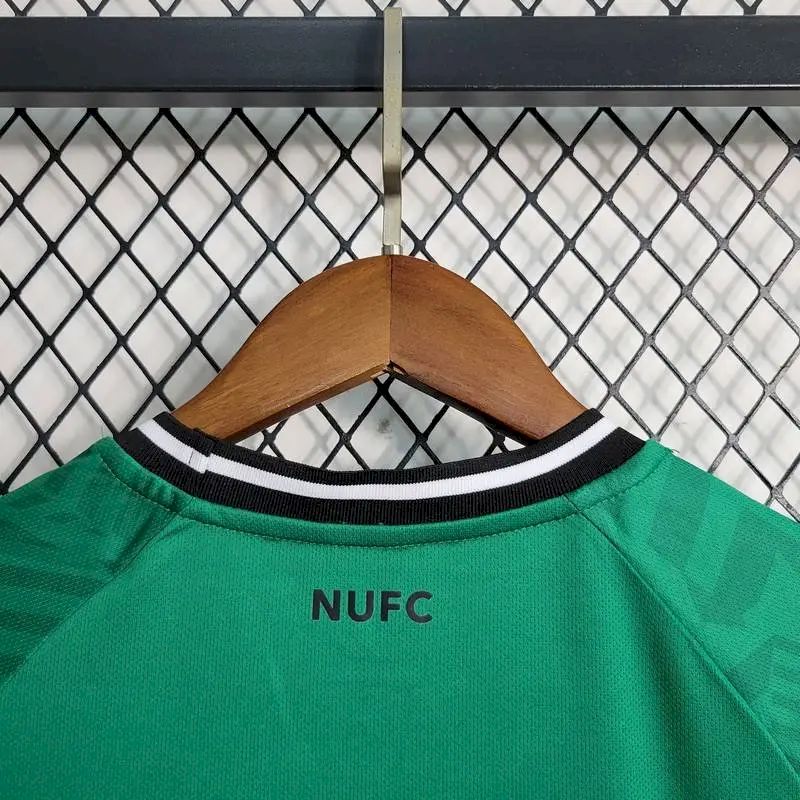 Kit reserva infantil do Newcastle United 2023/24