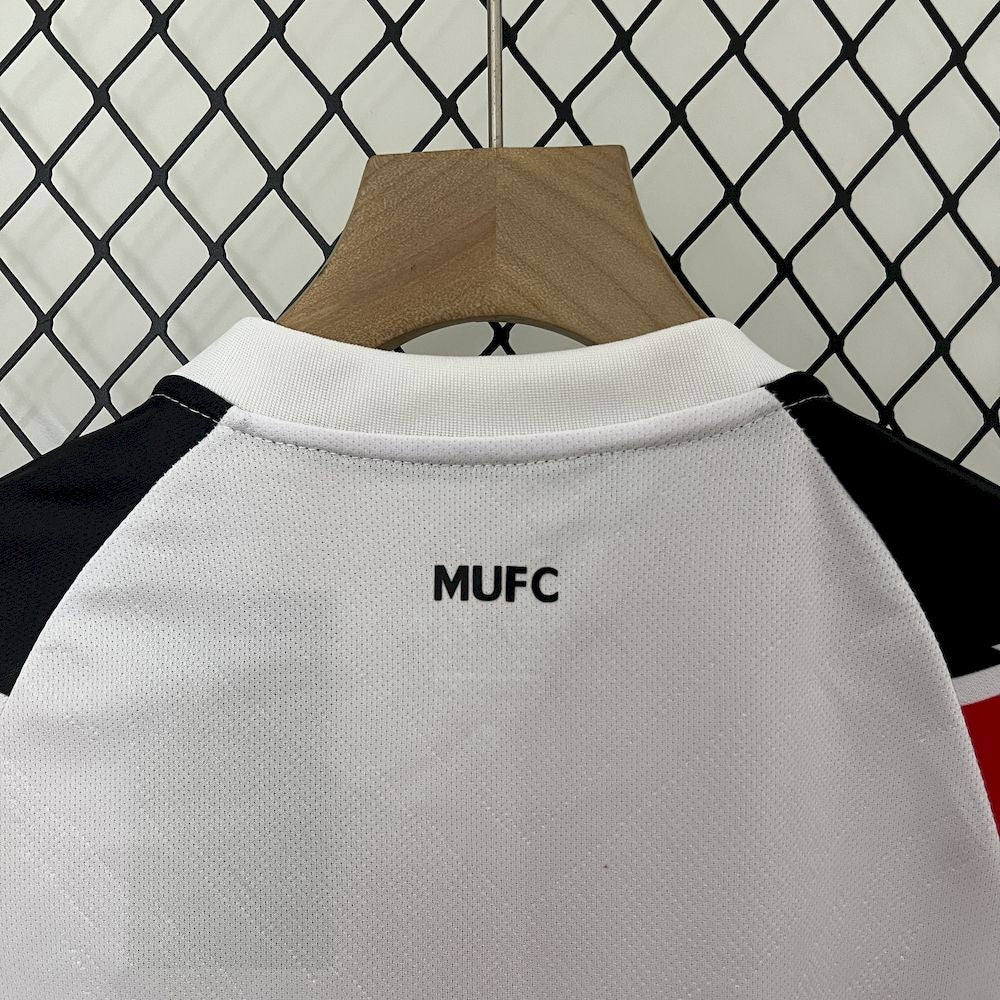 Camisa e shorts retrô infantil Manchester United 2010/11