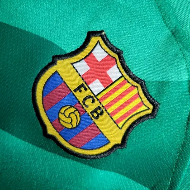 Kit de goleiro infantil verde do Barcelona 2023/24