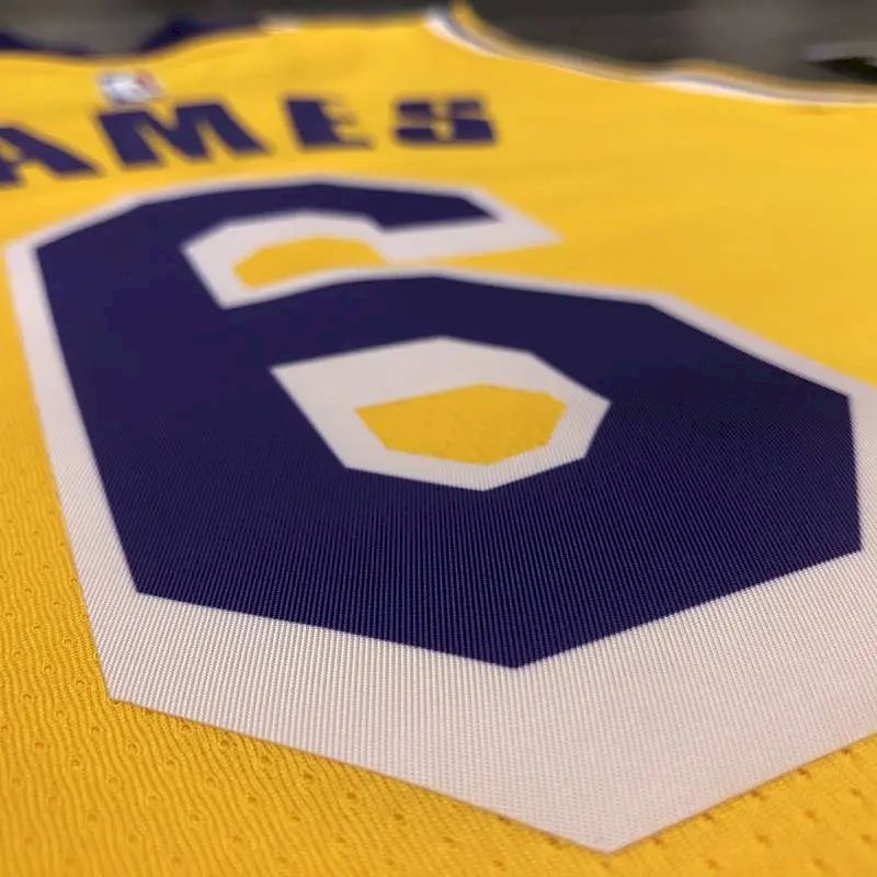 Camisa LeBron James Masculina 2020-21 Amarela Versão Jogador – Edição Clássica Retrô