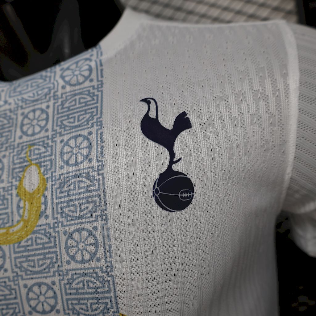Camisa Tottenham Hotspur 2025/26 Edição Cobra Ouro Branco Versão Jogador