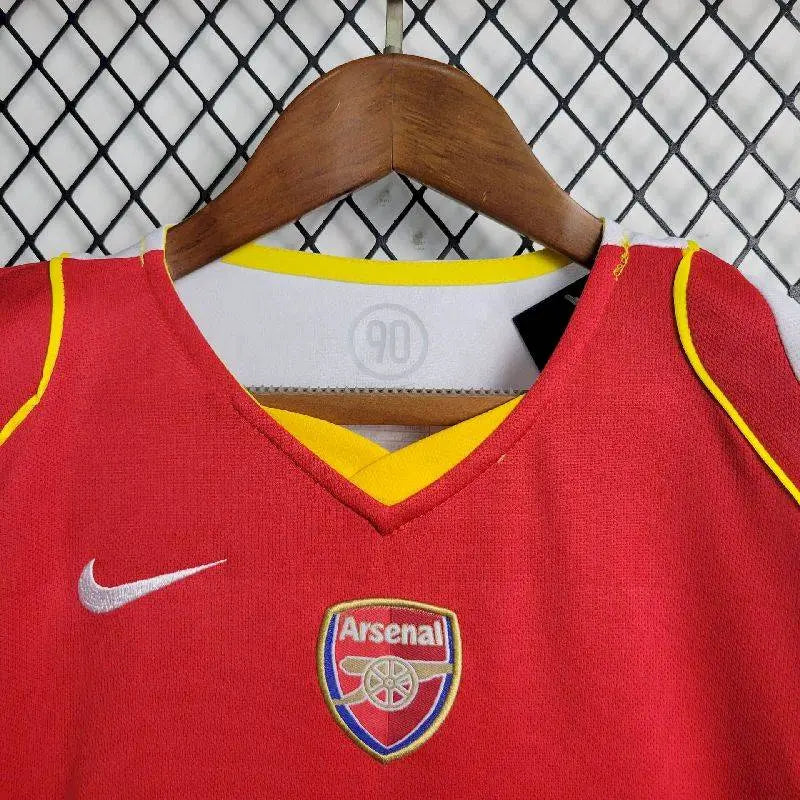 Camisa e shorts retrô infantil do Arsenal 2004/05