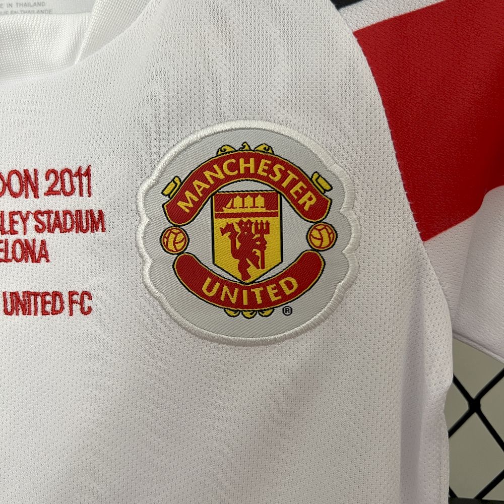 Camisa e shorts retrô infantil Manchester United 2010/11
