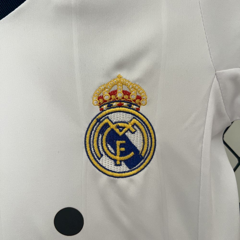 Camisa e shorts retrô infantil do Real Madrid 2012/13