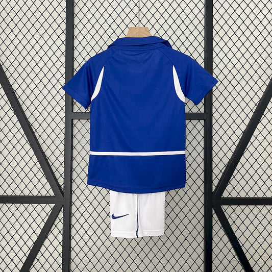 Camisa e shorts retrô infantil Brasil 2002