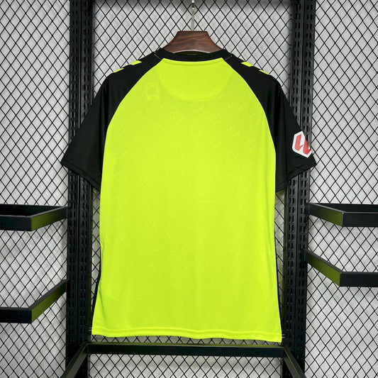 Camisa reserva do Real Betis 2024/25 com patrocinadores e patch