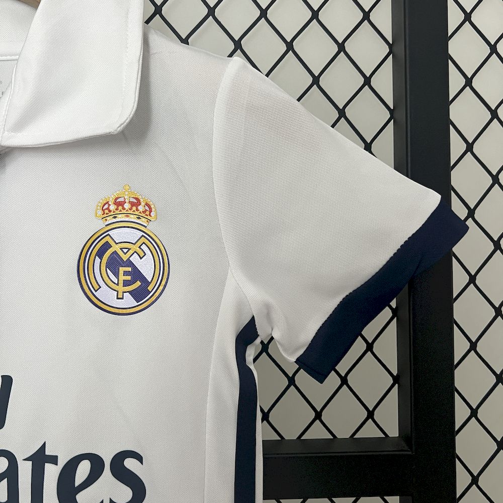 Camisa e shorts retrô infantil do Real Madrid 2016/17