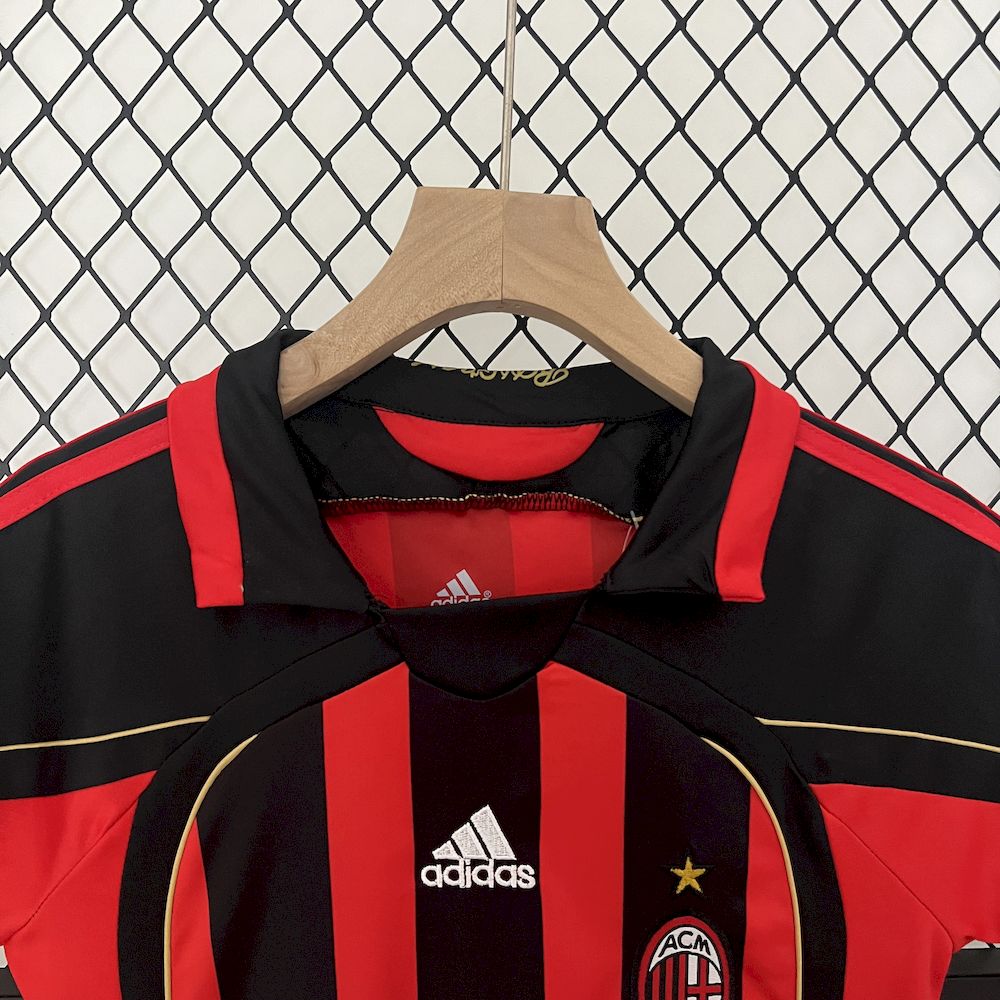 Camisa e shorts retrô infantil do AC Milan 2006/07