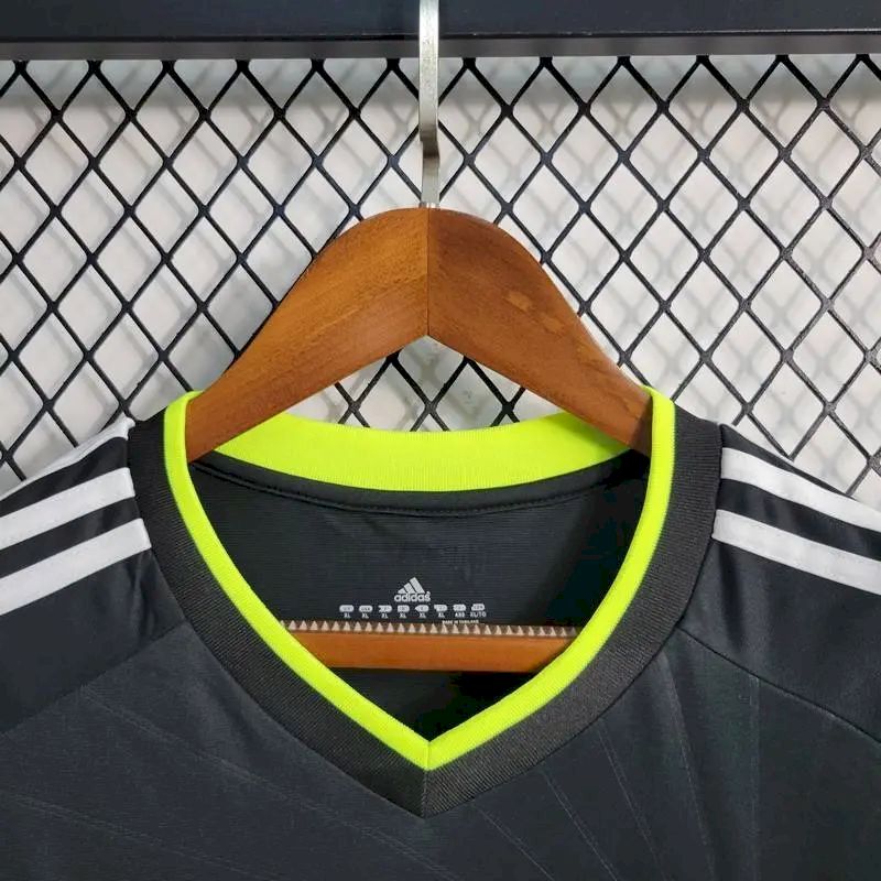 Camisa retrô reserva do Real Madrid 2010/11